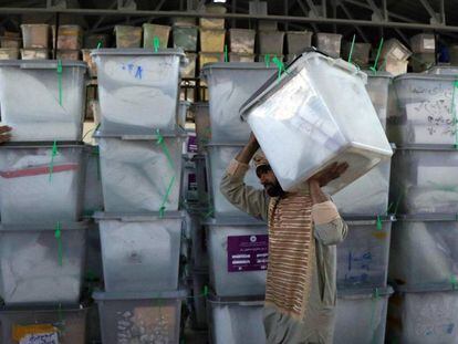 Trabajadores de la Comisión Electoral Independiente trasladan las urnas a un depósito tras las elecciones parlamentarias, en Herat (Afganistán).