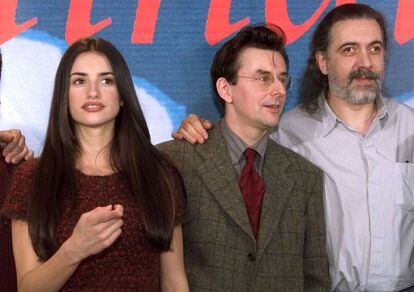 Fernando Trueba, acompa&ntilde;ado por los actores Pen&eacute;lope Cruz y Johannes Silberschneider en la presentaci&oacute;n de &#039;La ni&ntilde;a de tus ojos&#039; en la Berlinale de 1999