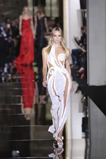 La marca italiana Atelier Versace, dirigida por Donatella Versace, fue la encargada de inaugurar la Semana de la moda en París. La firma italiana presentó el domingo su colección primavera-verano 2015. La diseñadora aseguró que con esta colección ha intentado hacer "algo muy gráfico" y "mucho más femenino" que en otras ocasiones.