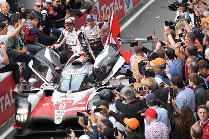 Fernando Alonso y Buemi, en el Toyota ganador de las 24 Horas de Le Mans. 