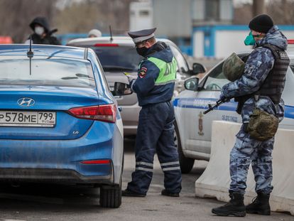 La policía rusa revisa los permisos de los vehículos en uno de los accesos a la ciudad de Moscú, este miércoles.