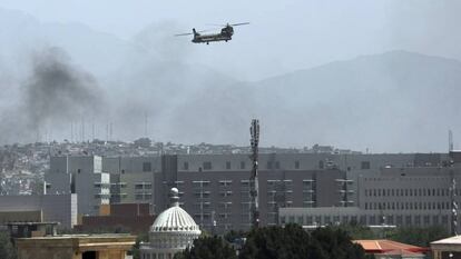 Un helicóptero de transporte militar Chinook vuela sobre Kabul hoy 15 de agosto.