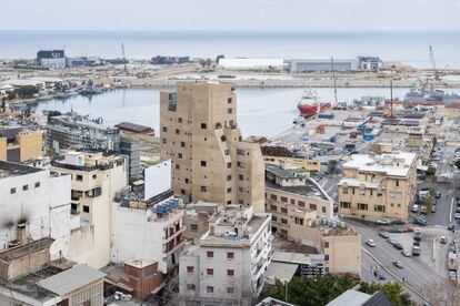 Vista de la torre en su contexto, el puerto industrial de Beirut.