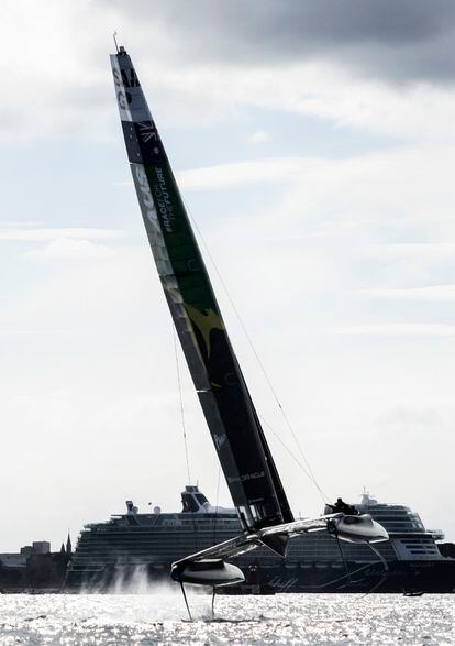 Un catamarán F50 busca su velocidad máxima durante una carrera en SailGP en el puerto de Copenhague.