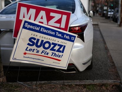 Carteles de propaganda electoral de Tom Suozzi y Mazi Pilip, la semana pasada en Port Washington, localidad del condado de Nassau.