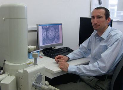 Frantisek Stepanek, junto a un microscopio en el Instituto de Tecnología Química de Praga.