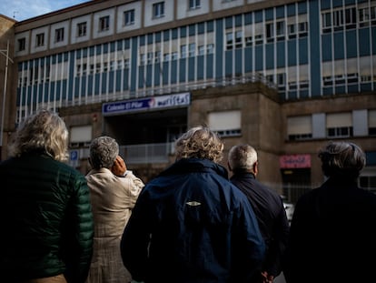 Exalumnos del colegio de los Maristas en Vigo, delante del centro educativo, que denuncian que sufrieron abusos sexuales cuando eran menores, un caso con varias denuncias incluidas en el informe de EL PAÍS entregado al Vaticano y la Conferencia Episcopal Española.