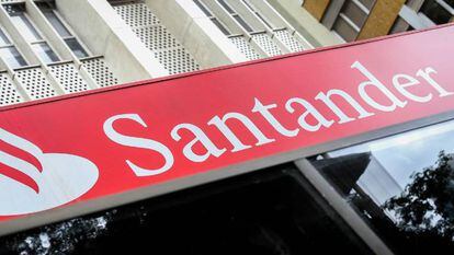 Fachada una sucursal del banco Santander.