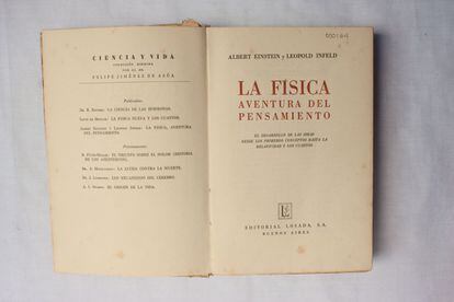 Pese a que era conocido que Diego Rivera admiraba a Albert Einstein, no se reconstruyó su correspondencia hasta décadas después. En la imagen, otro de los libros del científico que pertenecieron al pintor.