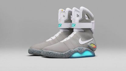 Nike Air Mag

Los seguidores de la saga de Regreso al Futuro vieron como sus sueños se hacían realidad con el lanzamiento de las zapatillas calzadas por Marty McFly en la segunda parte de la franquicia. Salieron a la venta por 6.000 euros y actualmente alcanzan los 37.000 en internet.