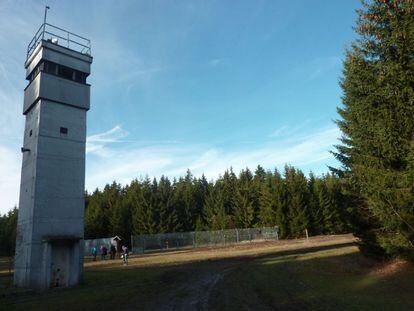 Imagen de una torre de control militar y restos de una valla de la antigua RDA próximas a la aldea de Sorge, con apenas 80 habitantes, a media hora de Wernigerode.