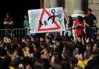 Un millar de estudiantes se manifiestan por las calles de Barcelona para protestar contra los recortes educativos y mostrar su rechazo a la Ley Orgánica de Mejora de la Calidad Educativa (Lomce). En la imagen estudiantes sujetan una pancarta contra los recortes educativos en Barcelona.