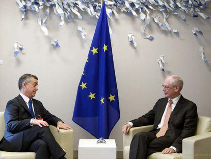 Fotografía facilitada por el Consejo Europeo de su presidente, Herman Van Rompuy, e Íñigo Urkullu.