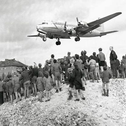 El Museo de la Historia de Alemania 
rinde homenaje, en su 60 aniversario, al Puente Aéreo que salvó 
a Berlín del bloqueo soviético con una retrospectiva de Henry 
Ries, un reportero germano-estadounidense y judío, huido de Berlín 
durante el nazismo. 
  
    
    Las míticas imágenes de los niños berlineses esperando a los 
"Rosinenbomber" -los "bombarderos de golosinas", como se apodó 
a los aviones aliados que aterrizaban en el aeropuerto de Tempelhof- 
son el núcleo de la muestra, abierta hoy, adelantándose unos días 
al aniversario del puente aéreo humanitario más largo de la 
histori. 
  
    
    Del 26 de junio de 1948 al 12 de mayo de 1949, los aviones 
aliados transportaron a la ciudad partida tras la Capitulación 
del Tercer Reich, dos millones de toneladas de alimentos, carbón 
y medicinas, en un total de 200.000 vuelos.