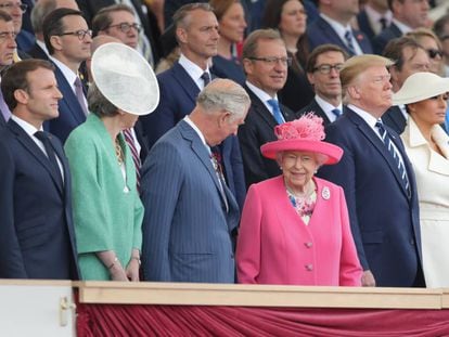 La reina Isabel II, en el palco junto al presidente de Francia y el de EEUU en el homenaje celebrado ayer en Portsmouth.