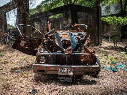 Restos de un carro bomba en Saravena, Arauca