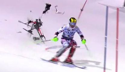 Captura de vídeo de Eurosport. El dron cae cerca de la espalda de Hirscher.