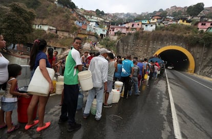 Si bien claman por soluciones, muchos de ellos no están dispuestos a aceptar paliativos como la distribución de agua a través de camiones cisternas que el Gobierno ha desplegado dentro de su plan de contingencia mientras reactiva el bombeo del líquido hacia todas las comunidades.