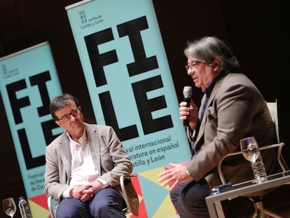 Javier Cercas escucha a Jesús Ruiz Mantilla en la jornada inaugural del Festival Literario de Castilla y León celebrada en Valladolid.