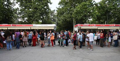 Una larga cola para obtener la firma de un autor, en la Feria del Libro de Madrid.  