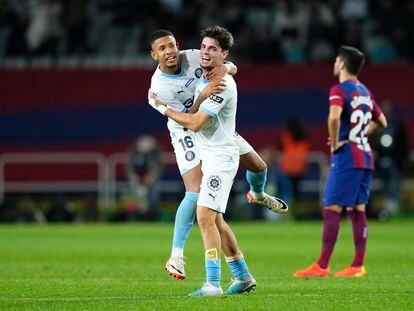 Los jugadores del Girona Savio y Miguel Gutiérrez celebran la victoria ante el Barça.