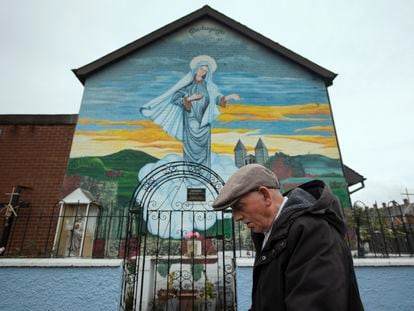 Un hombre pasa este jueves por delante de una iglesia católica en Belfast, la capital de Irlanda del Norte.