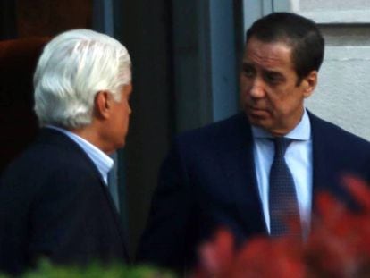 El abogado uruguayo Fernando Belhot y el expresidente de la Generalitat Valenciana Eduardo Zaplana, en Madrid, el pasado abril.