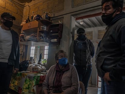 Isabel Gómez junto a tres de sus hijos dentro de El pionero.