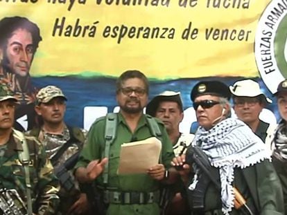 Iván Márquez (centro) lee un manifiesto acompañado de Jesús Santrich. En vídeo, un resumen de las declaraciones del exjefe negociador de las FARC.