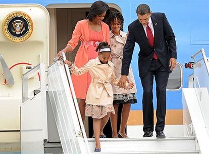 La familia Obama baja del avión presidencial a su llegada a Moscú.