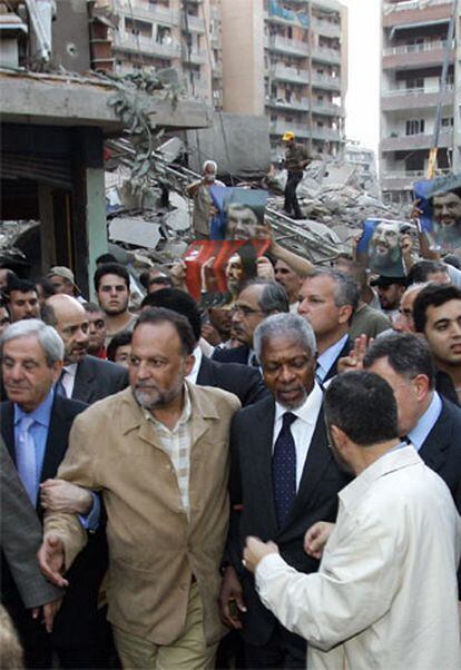 Annan, acosado por simpatizantes de Hezbolá durante su visita a los barrios más afectados de Beiritu.