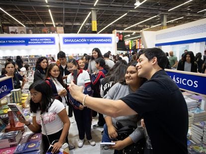 Alberto Villarreal convive con sus lectoras durante la Feria Internacional del Libro de Guadalajara 2023.