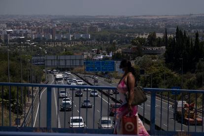 Tráfico en la autovía A-49 (Sevilla-Huelva-Portugal), a la salida de Sevilla, este viernes.