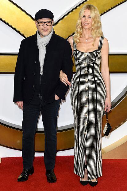 No es fácil estar a la altura de una supermodelo como Claudia Schiffer (1,80 metros). En la imagen, junto a su marido, el cineasta y guionista Matthew Vaughn.