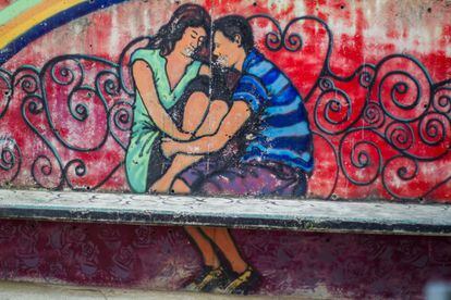 Un grafitti que representa a una pareja de amantes pintado para adornar un banco de la Comuna 13. 