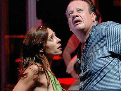 Marta Domingo y Juan Echanove, en una escena de <i>Plataforma</i>.