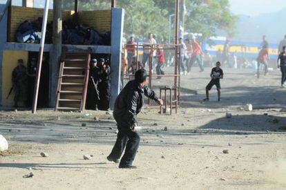 Familiares de los presos del penal de Comayagua se enfrentan a la policía.