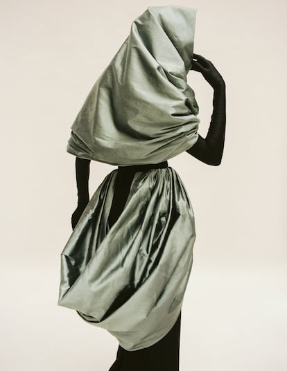 La actriz francesa Nine d’Urso encarna a Colette en la serie 'Balenciaga', una de las modelos fetiche del diseñador. En la imagen, intérprete lleva
una recreación del icónico vestido Madonna
presentado por Cristóbal Balenciaga en 1949, un diseño inspirado en la cobijada, traje típico de Vejer de la Frontera.