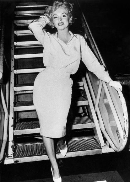 Marilyn Monroe se llamaba en realidad Norma Jeane Baker. Nació el 1 de junio de 1926 en Los Ángeles (California, EE UU). Después de una niñez y adolescencia un tanto turbulentas, empezó a trabajar como modelo cuando tenía 21 años y más tarde comenzó su carrera en Hollywood con el nombre artístico de Marilyn Monroe, que luego registró legalmente como su nombre. En la imagen, baja de un avión en uno de sus viajes a Nueva York, en 1953.