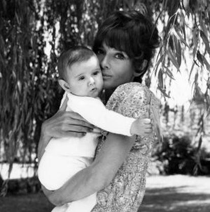 Aurey Hepburn con su hijo Luca, en su casa de 'La Paisible' (Suiza), en 1971.