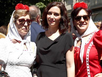 Isabel Díaz Ayuso, junto a dos chulapas en los actos de la Virgen de La Paloma.