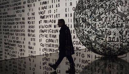 Jaume Plensa paseando entre sus obras 'Glückauf?' y 'Self-Portrait with Music' en la exposición del Macba.