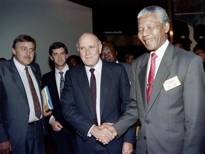 El líder del Congreso Nacional Africano, Nelson Mandela, saluda al presidente de Sudáfrica, Frederik De Klerk, en mayo de 1992.