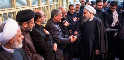 El presidente iran&iacute;, Hasan Rohan&iacute;, saluda a los asistentes al funeral del expresidente Rafsanjan&iacute;, el lunes en Teher&aacute;n.