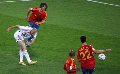 Zidane, jugador de la selección francesa, marca el tercer gol de Francia, ante la mirada de los jugadores españoles Puyol, Pablo y Senna, en el partido de octavos de final del Mundial de Alemania 2006 Francia se impuso por 3 a 1, quedando España fuera del Mundial.
