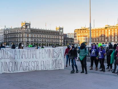 Un grupo de mujeres protesta contra Félix Salgado Macedonio el pasado 15 de febrero en Ciudad de México.