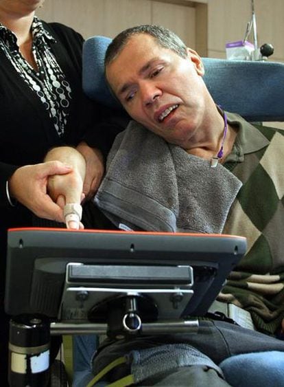 Rom Houben, tras salir del coma, provocado por un accidente en 1983. El paciente es ayudado a escribir con un dedo en un aparato especialmente diseñado para permitirle comunicarse.