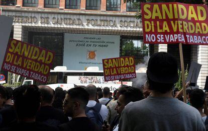 Un centenar de personas protesta ante el Ministerio de Sanidad español este lunes en defensa del vapeo.