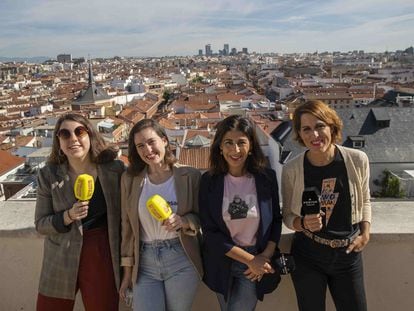 De izquierda a derecha: Carolina Iglesias y Victoria Martín, del podcast 'Estirando el chicle'; Nuria Pérez, del podcast 'Gabinete de curiosidades'; y Laura Baena, del podcast 'Malasmadres', en una terraza de los estudios de Podium Podcast, en la Cadena Ser en Madrid.