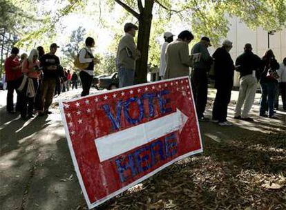 Varios ciudadanos hacen cola para votar por anticipado ayer en Sandy Springs, Georgia.